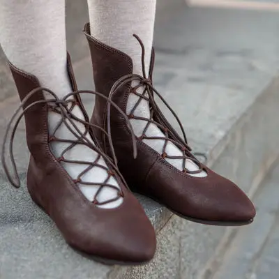 leather-shoes-with-lacing-renaissance-memories