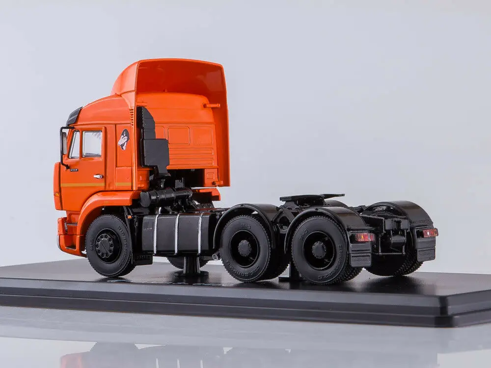 Звездные Модели 1/43 трактор SSM 6460 KAMAZ 1169