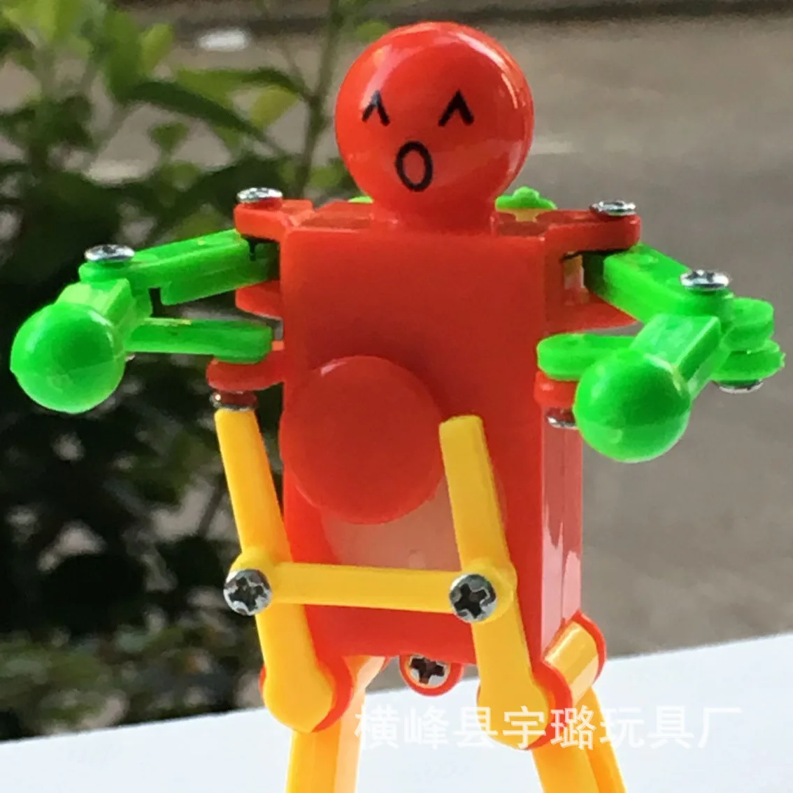 Stall Hot Selling Winding Toy Wind up Robot Spring Robot Torsion Butt Dancing Robot