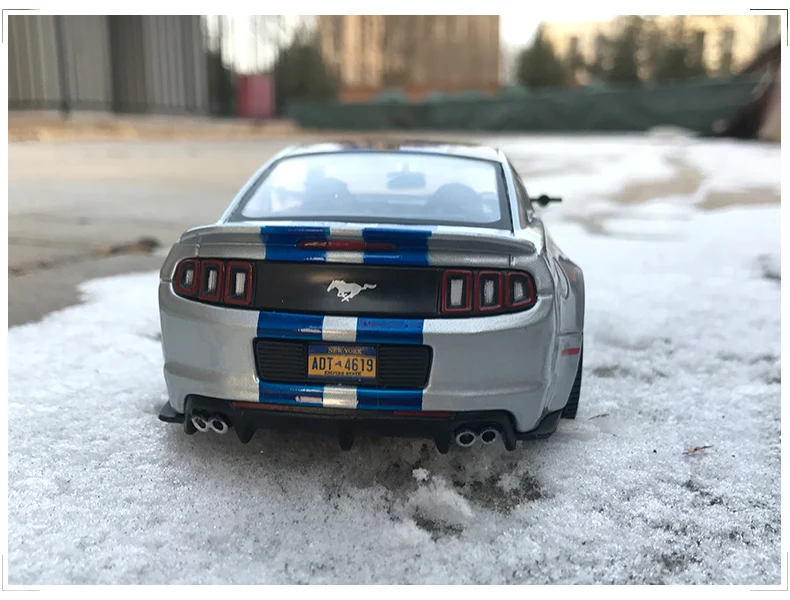 Maisto 1:24 2010 Ford Mustang Roadster имитация сплава Модель автомобиля Моделирование Украшение автомобиля коллекция Подарочная игрушка