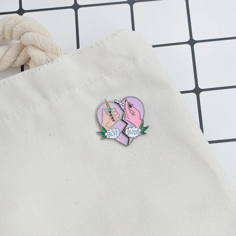 

Creative bestbuds Two Flap Heart Cigarettes Cigarette Lighter Alloy Oil Drop Cartoon Brooch Foreign Trade Accessories