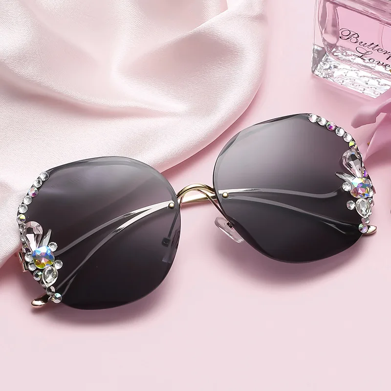 Fashion Luxury Sunglasses Bling Rhinestone Sun Glasses Vintage Shades for Women Big Diamond Eyeglasses Gafas De Sol Mujer 2021 oversized sunglasses