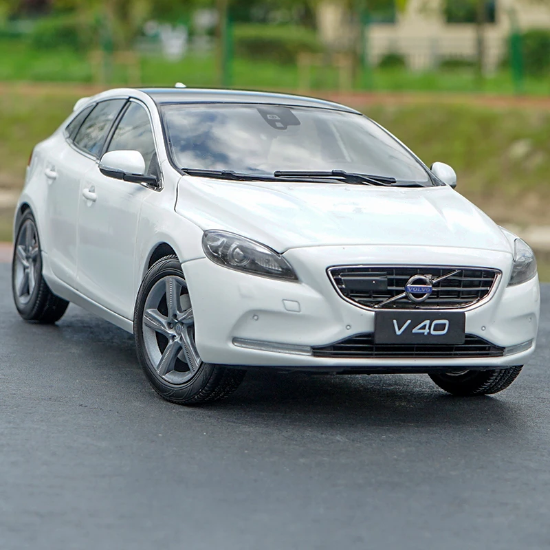 1:18 Volvo V40 литая под давлением Модель автомобиля игрушки Металлическая Модель автомобиля оригинальная коробка