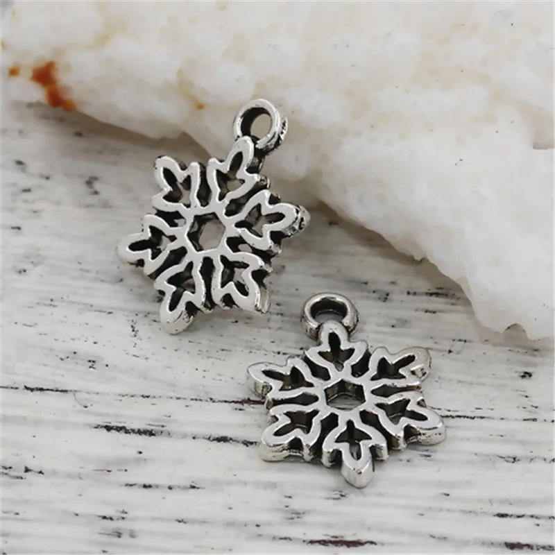 

Doreen Box 100 PCs Zinc Based Alloy Charms Christmas Snowflake Antique Silver Jewelry DIY Findings 15mm( 5/8") x 11mm( 3/8")