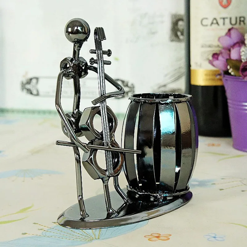 

European-style wrought iron creative ornaments, iron man music pen holder kit, metal crafts, home study, desk decorations