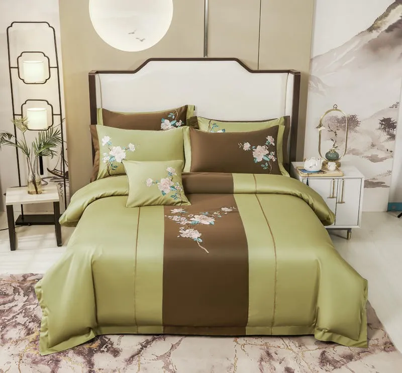 Luxury and Vintage 4Pcs Bedding set Chic Embroidery Patchwork Duvet