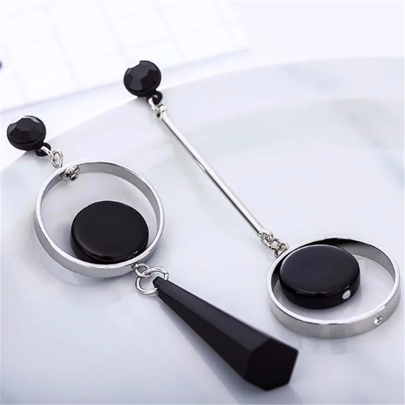 Женские круглые серьги Eearringd из черной смолы с блестящими кристаллами вечерние