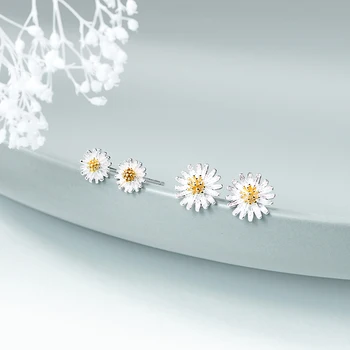 

ZS 1 Pair Cute Little Daisy Stud Earrings For Women Girl Sweet 925 Silver Ear Helix Piercing Simple Ear Studs Silver Jewelry