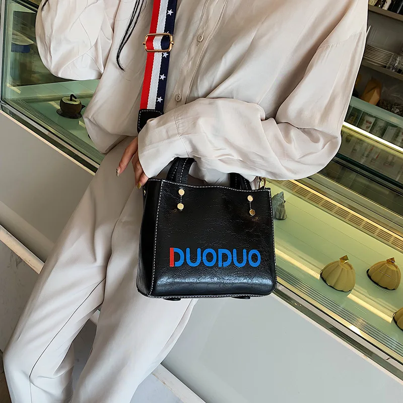 

Broadband women 2019 new foreign style Joker portable shoulder bag summer fashion texture slung small square bag