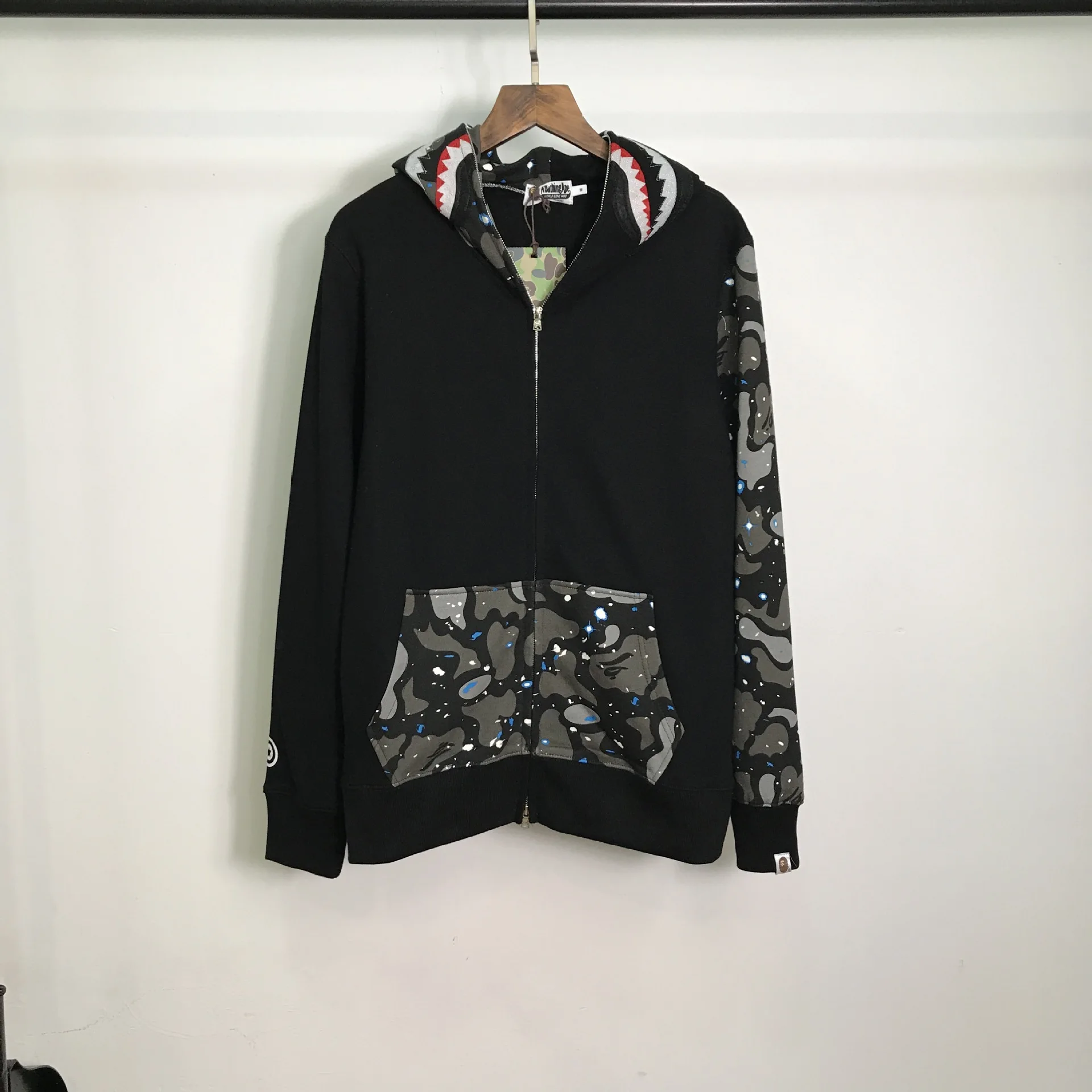 

18 Autumn And Winter plus Velvet Star Night Light Shark Teeth Pattern Applique Zipper Hooded Coat Men And Women Warm Hoodie