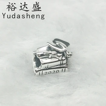 

2020 graduation album string ornaments, featuring two books, scrolls and graduation caps with swaying tassels