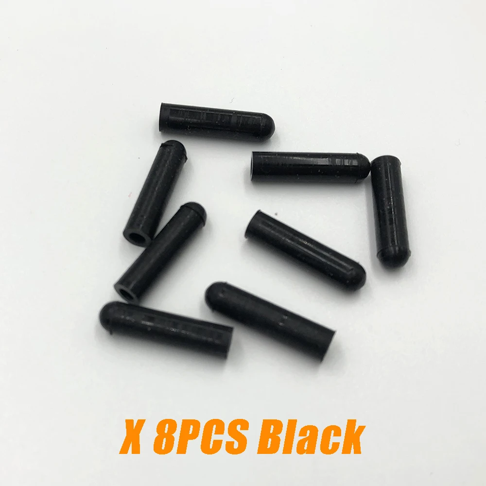 Capuchons de commutateur antidérapants en silicone installés sur un transmetteur RC, démontrant leur compatibilité avec les marques FrSky, RadioMaster, FlySky et Jumper.