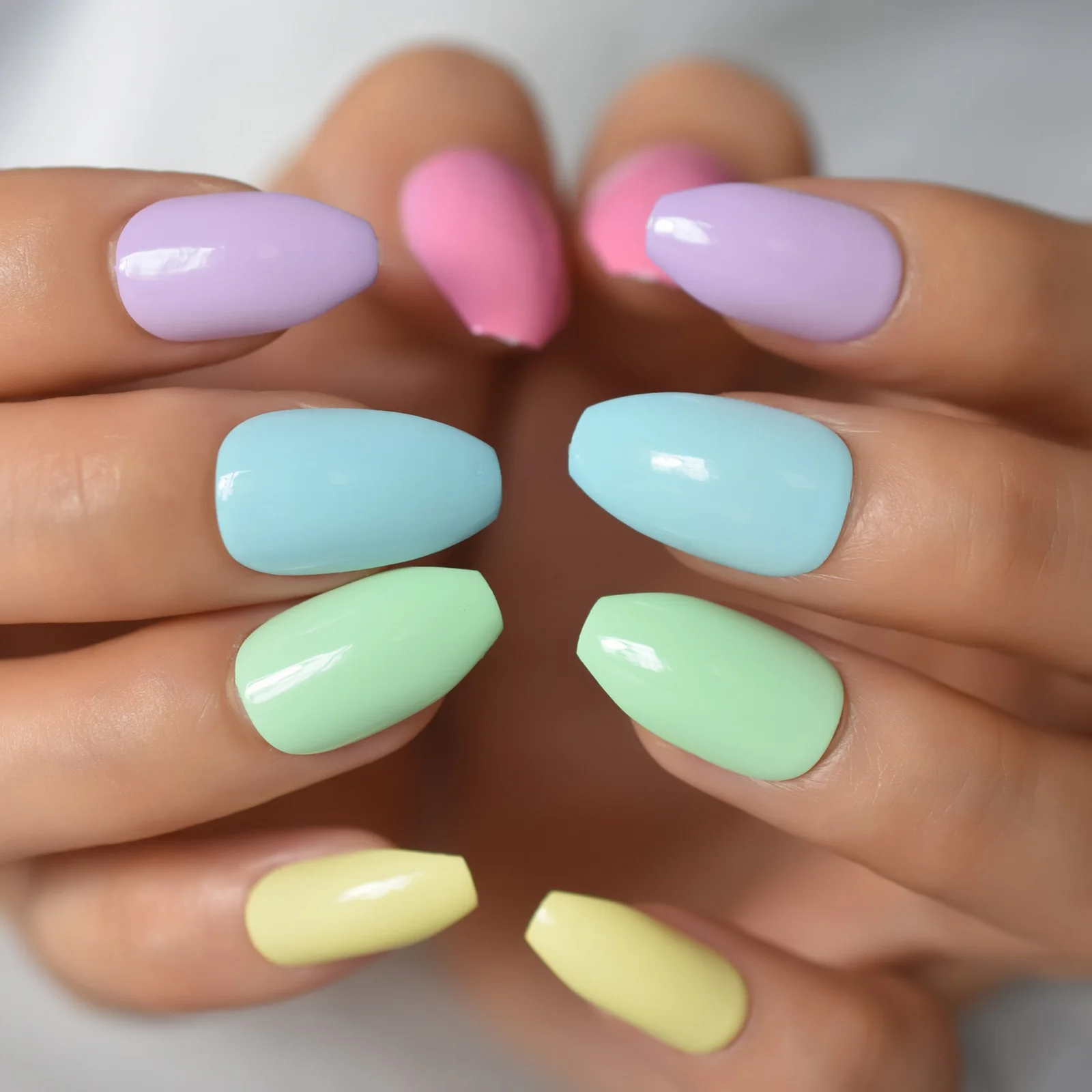 Uñas postizas cortas para mujer y niña, Diseño simple de uñas acrílicas de  Gel de colores, 24 Uds. - AliExpress Belleza y salud