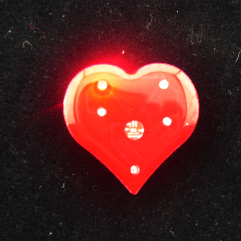 NUOBESTY 20 Stück LED Herz Broschen - Leuchtende Anstecker Für Feiern