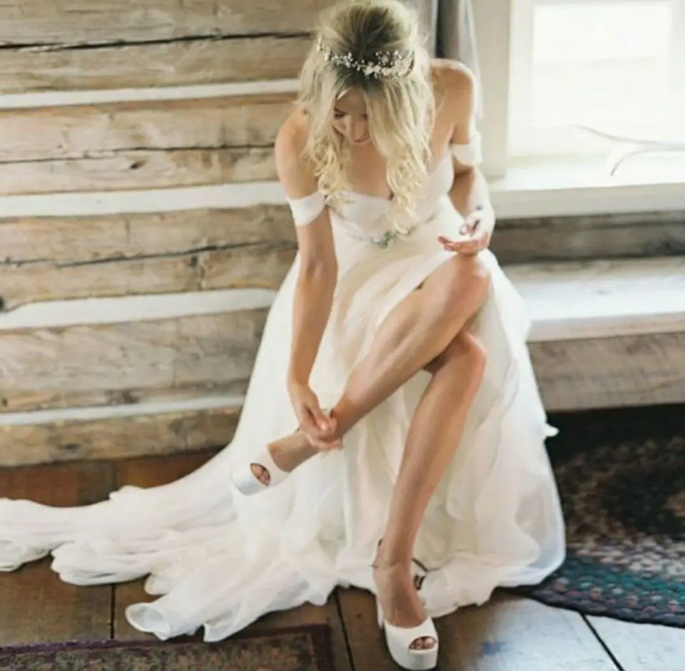 

Elegant Off Shoulder A-Line V-Neck Long Tulle Wedding Dresses Pleated Open Back Zipper Floor Length Bridal Gowns for Women