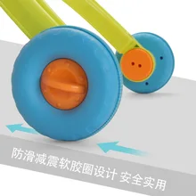 Женский ребенок шаг тележки 7-18 месяцев анти-флип Регулируемая скорость ходунки младенца учится ходить игрушка