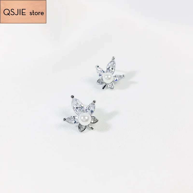 

High Quality S925 Silver. Maple Leaf Pearl Small Fresh Fashion Earrings