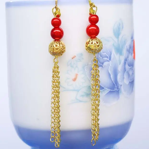 Серьги и серьги из старинных золотых ликующих красных бусин невесты