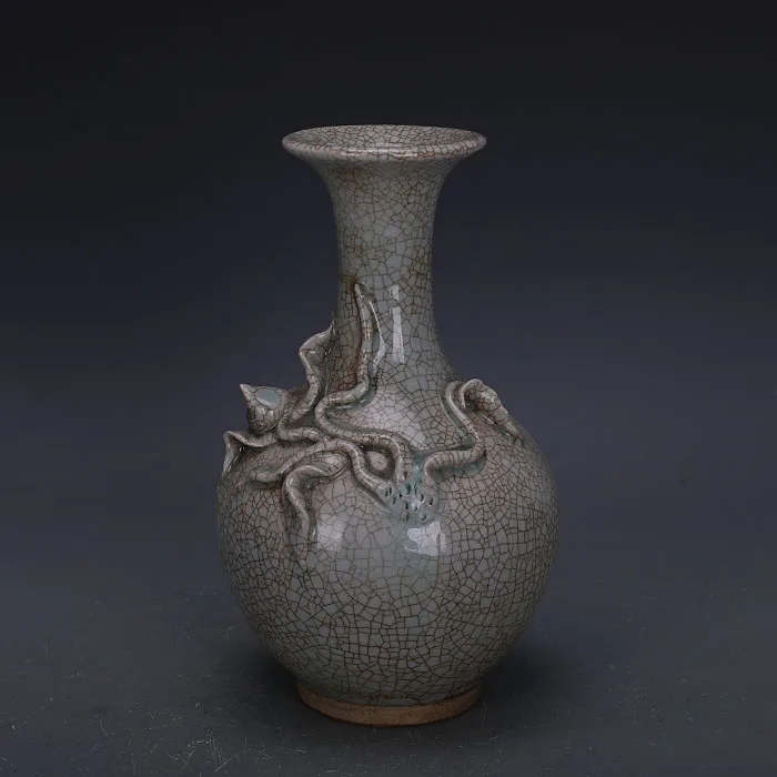 

Song Dynasty Hutian Kiln Hand-Made Crackle Carved Flower Porcelain Appreciation Vase