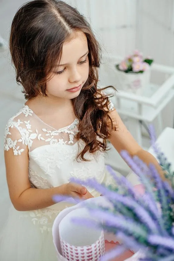 cute-princess-flower-girls-dresses-lace-tulle-floor-length-cap-sleeves-birthday-party-dresses-first-communion-dresses-with-ribbon-sash (2)_副本