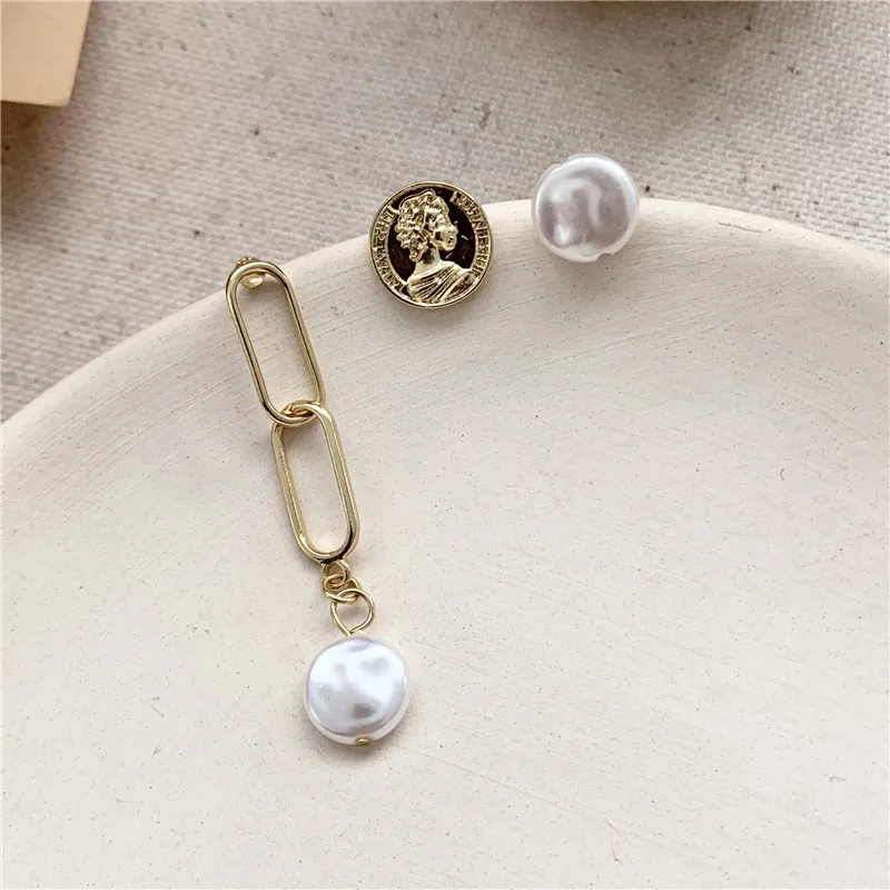 

Korean temperament retro avatar shaped imitation pearl earrings girl chain three-piece earrings fashion gift earrings for women.