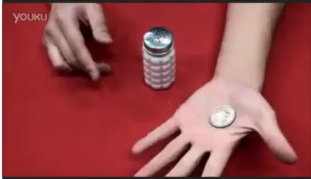 Писк солонка Волшебные трюки сцена крупным планом магния монета появляющаяся из