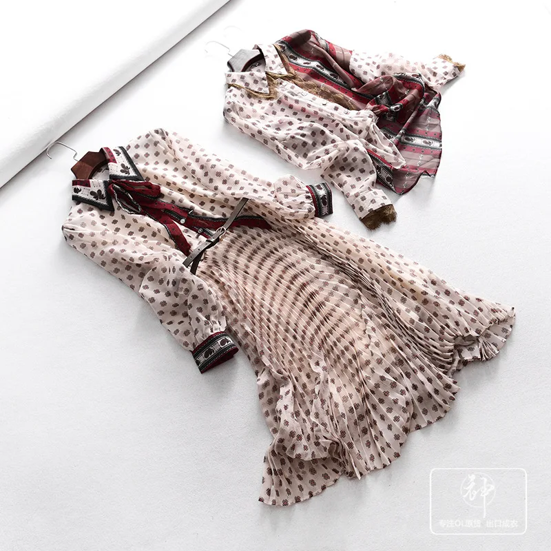 

A Generation of Hepburn Wind Elegant Printed Pleated Dress + Retro Color Matching Shirt Entity