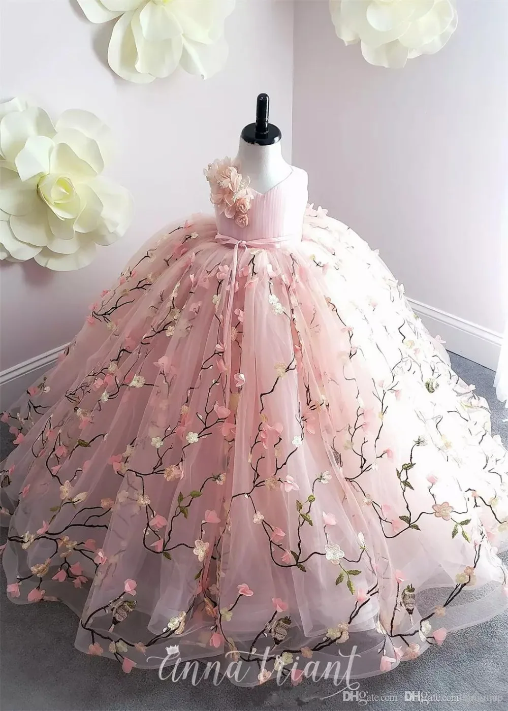 Розовое платье принцессы с цветочным узором для девочек; коллекция 2019 года; кружевное бальное платье с объемными цветочными аппликациями