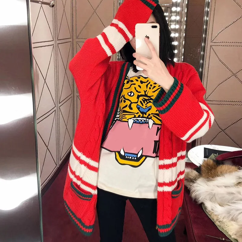 

2019 Autumn New Loose Twist Design White Red Pocket Back Letter Knit V-Neck Cardigans Computer Knitted Sweater Women