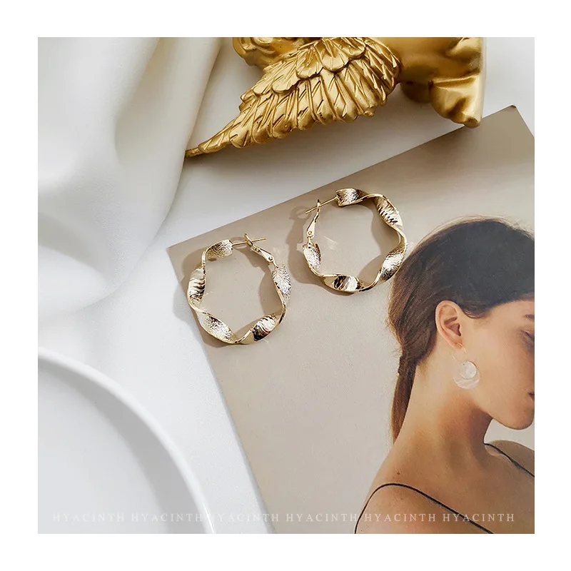 

Europe And America New Style Simple Versatile Circle Twisted Earrings Women's Fashion Elegant Gold Plated Popular Ear Stud Ear R