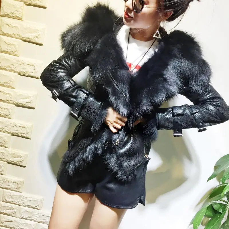 Женская зимняя куртка со змеиным узором, роскошная мотоциклетная куртка из искусственной кожи с лисьим мехом, короткая верхняя одежда, тонкая уличная куртка для женщин