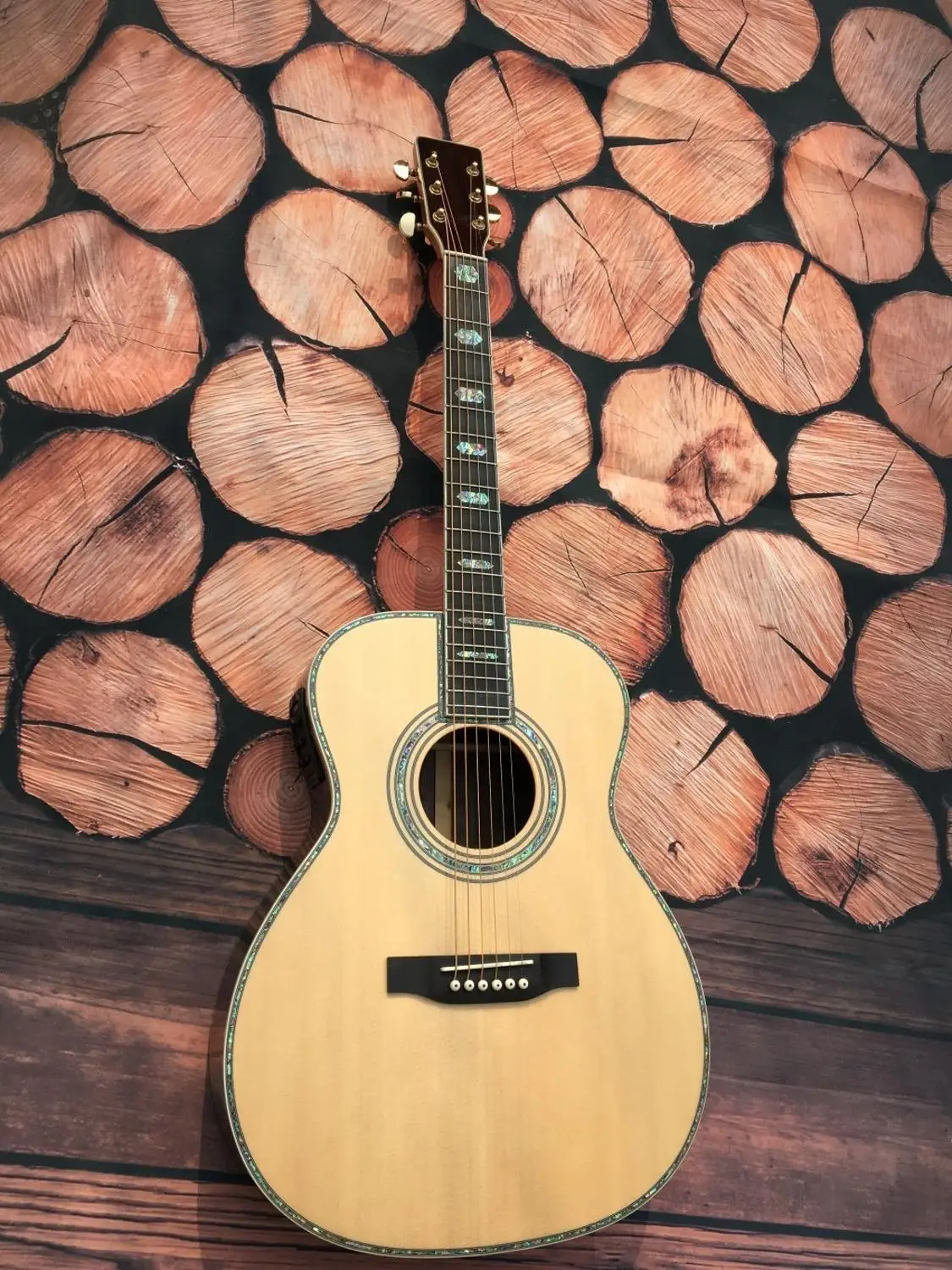 

OM series, spruce panel, rosewood side back, ebony fingerboard, abalone shell inlay, abalone shell edge inlay, free of freight.