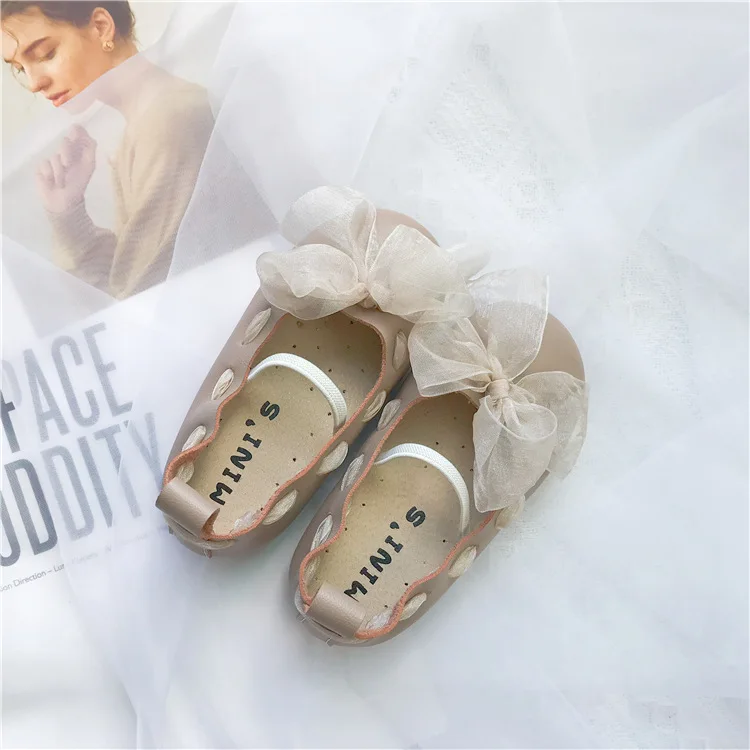 Обувь принцессы с кружевным бантом для маленьких девочек Осенняя Корейская обувь из искусственной кожи для маленьких девочек, нескользящая Мягкая Детская подошва, обувь Doudou - Цвет: coffee