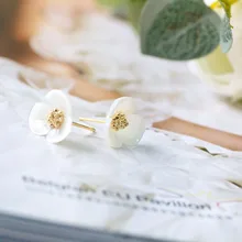 Летний стиль ракушка цветок персонализированный эстетический темперамент маленький свежий цветок клевера серьги гипоаллергенные для девочек