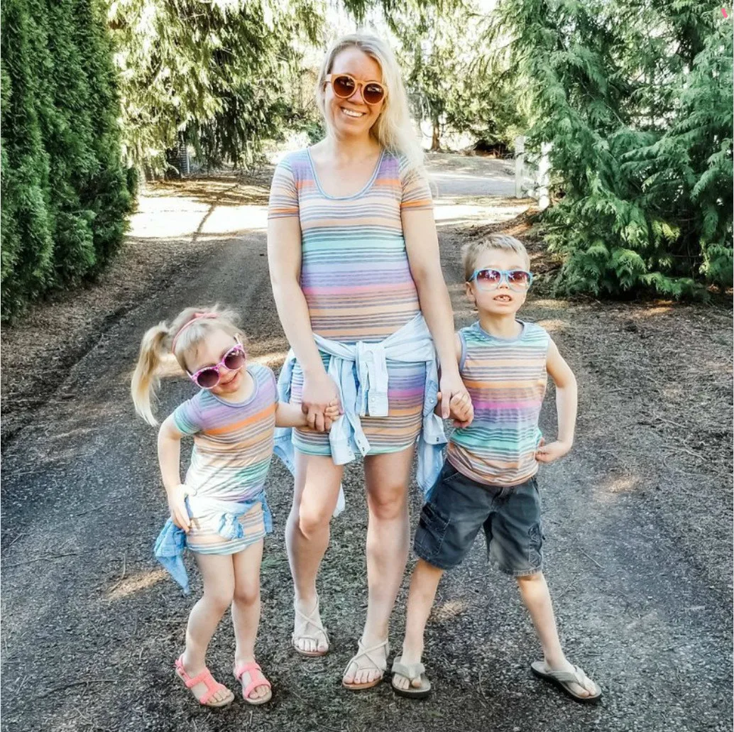 

2019 spring and summer family package hot sale rainbow strips gradient color three parent-child costume