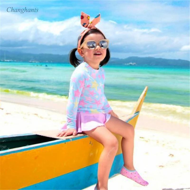 Новая модель для девочек 2-13 лет, детский купальный костюм из двух предметов с длинными рукавами, розовый светильник, голубой купальник с изображением звезд, купальный костюм для девочек, Рашгард