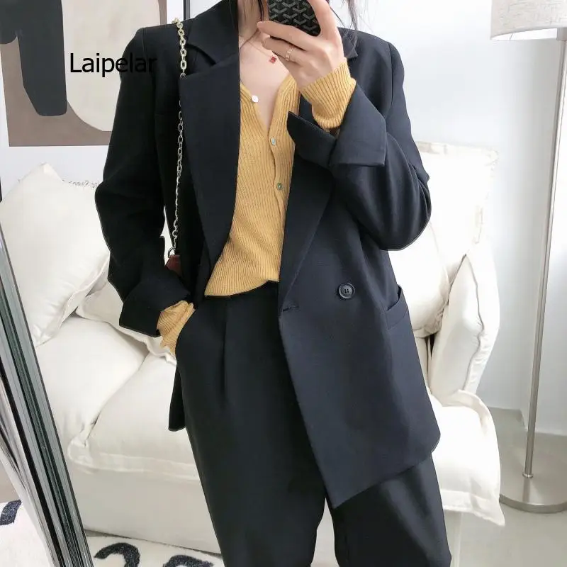 Рисунок 2 - Женская двубортная куртка с карманами