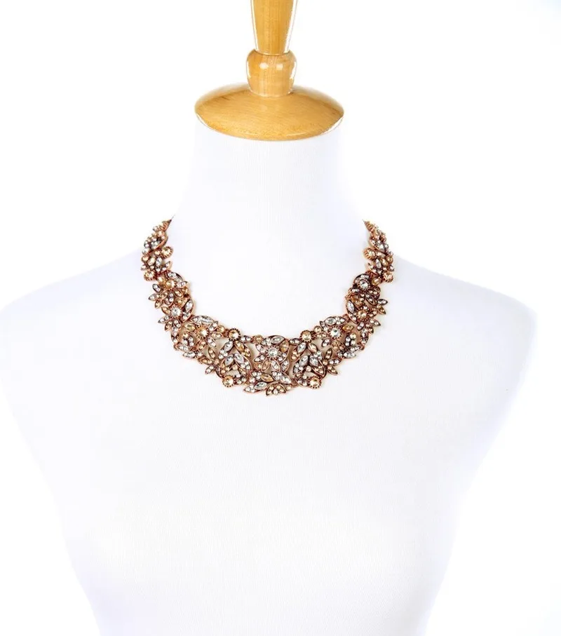 

Alloy Flower Lady Sweater Necklace