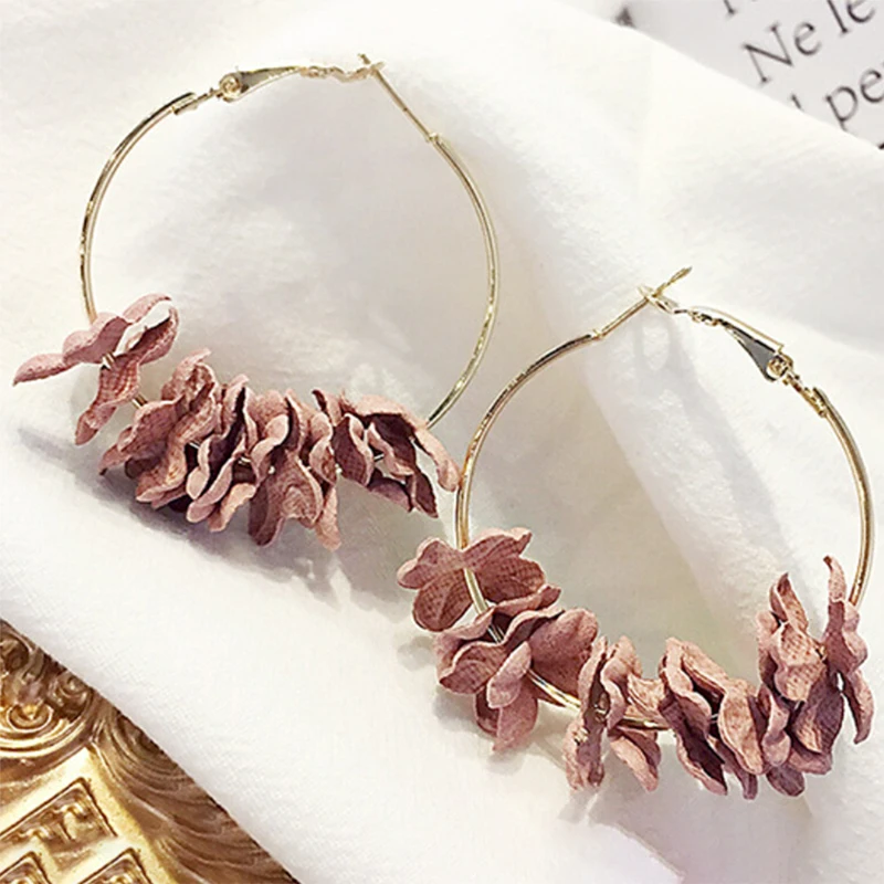 Серьги-кольца женские из металлического сплава с лепестками цветка | Украшения и