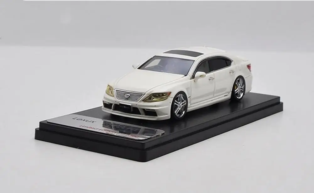 Коллекционная белая фотоигрушка TOYOTA LEXUS LS600HL 1/43 | Игрушки и хобби