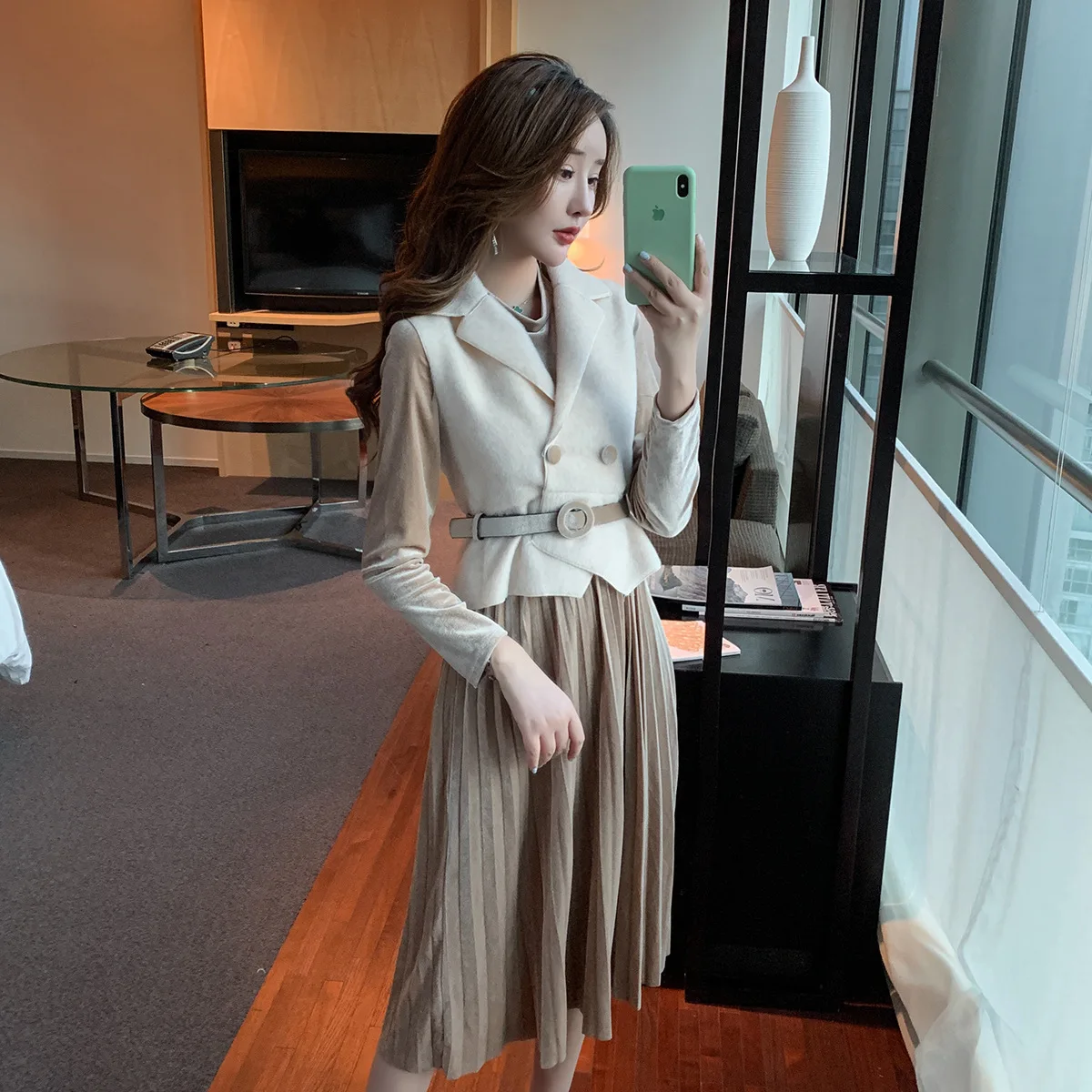 

Photo Shoot 2019 Autumn & Winter New Style Velvet Dress + Graceful Furry Waistcoat Two-Piece Set with Belt