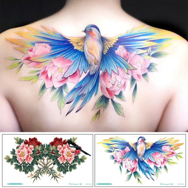 Tatuagem Pavão colorido na coxa. Tatuagem feminina. 