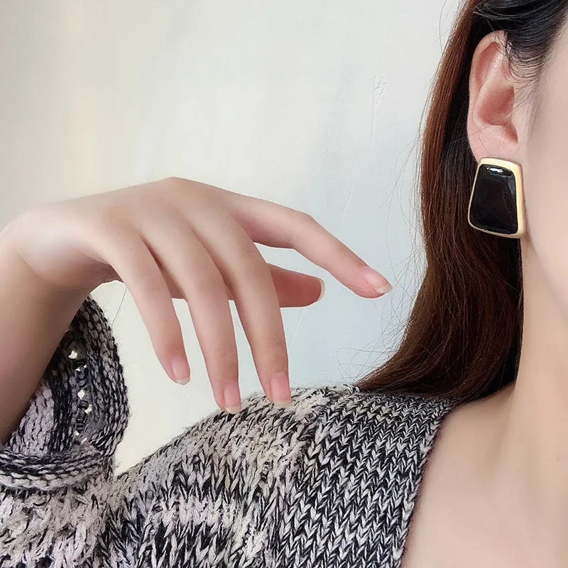 5Colors-Black-White-Enamel-Korean-Stud-Earrings-For-Women-2019-Fashion-Jewlery-Simple-Female-Earring-Oorbellen (2)