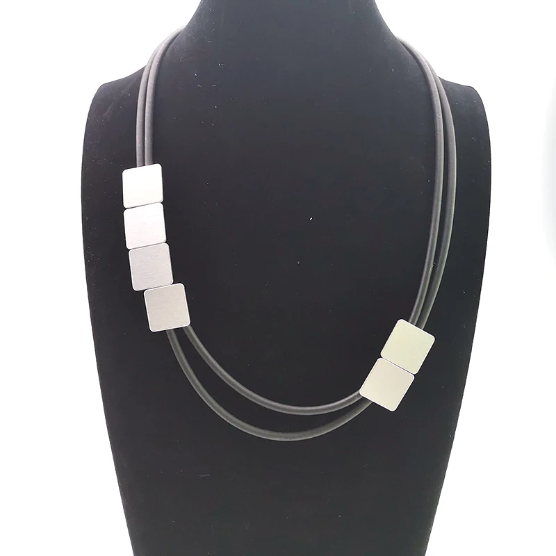 YD& YDBZ Новое короткое ожерелье s для женщин квадратный алюминиевый лист кулон ожерелье бонемия стиль ручной работы резиновые ювелирные изделия ошейник цепи