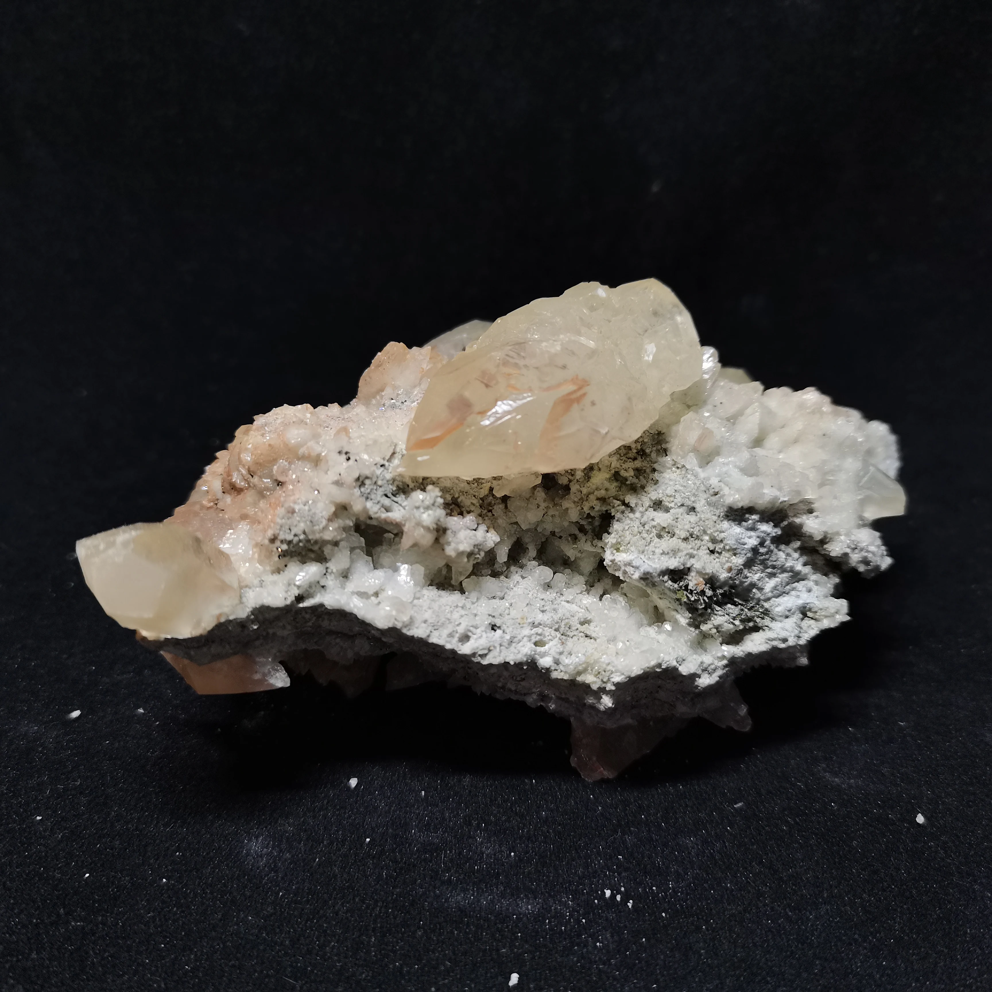 

240.7gMineral samples of natural pink calcite and pyrite Association