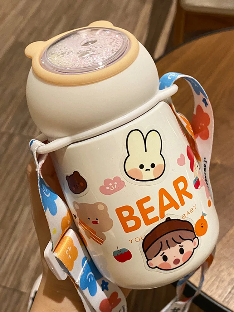 

Students Cross-strapPortableWater Bottles inMiniature Cups to Cute Creative People
