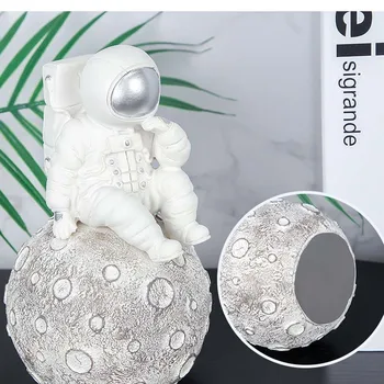 

YILUNXI New resin mobile phone bracket astronaut astronaut decoration modern creative home decoration