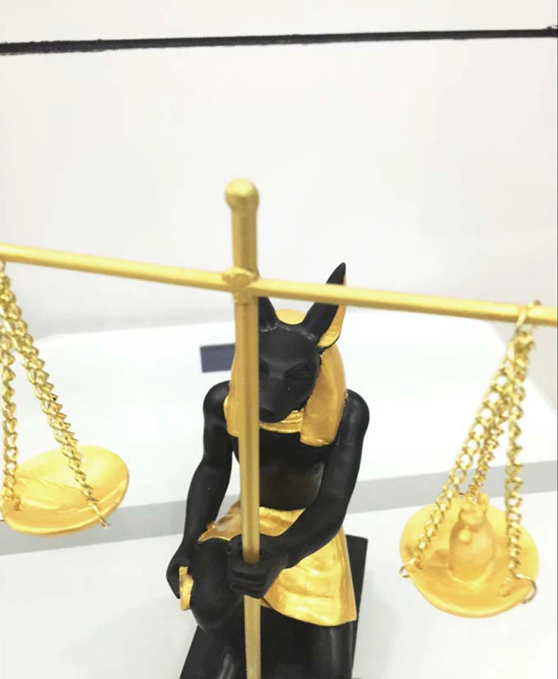 Черно-золотые анубисские весы египетской статуэтки