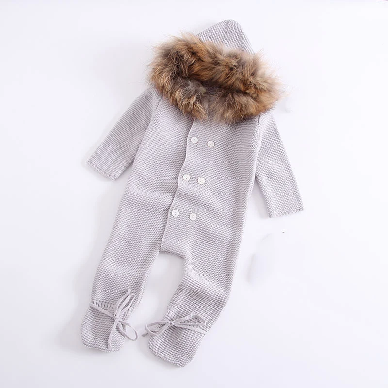 Детские комбинезоны; зимняя одежда для новорожденных мальчиков и девочек; вязаный свитер; комбинезон с капюшоном из меха енота; Верхняя одежда для малышей