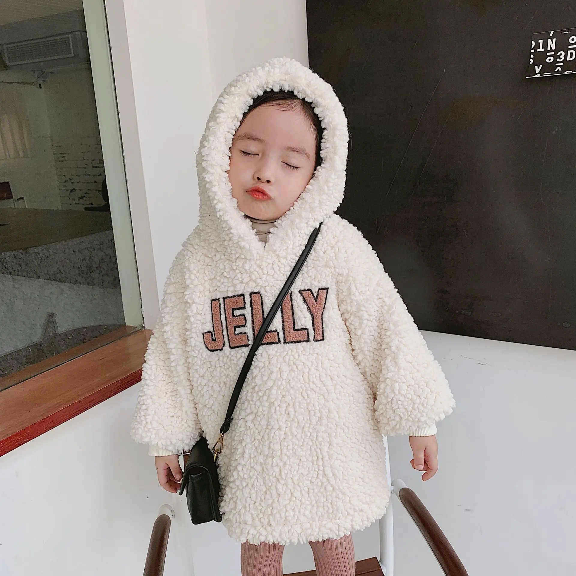 Детская одежда Новинка; модная детская утепленная куртка с алфавитом ягненка шерстяной пуловер, свитер с длинным плюс толстый бархат раздел детская одежда для девочек